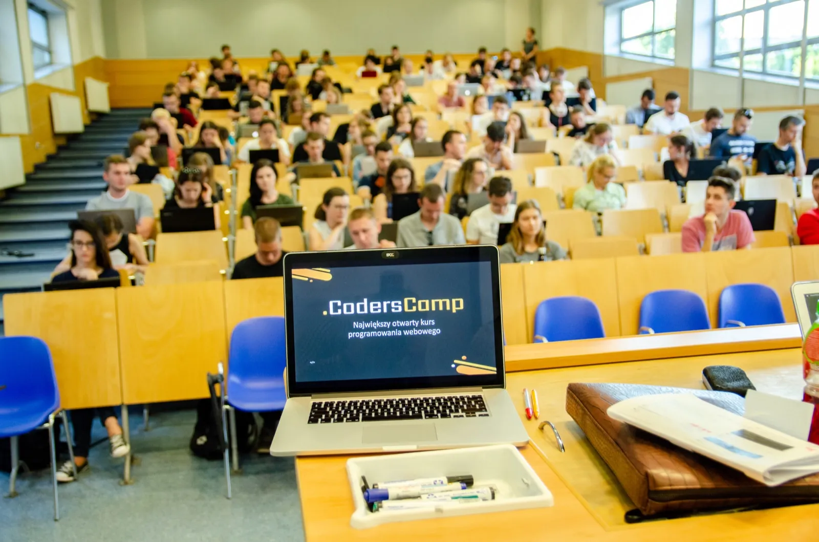 Uczestnicy kursu CodersCamp w sali wykładowej